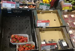 Prices at supermarkets in Berlin , strawberries, raspberries